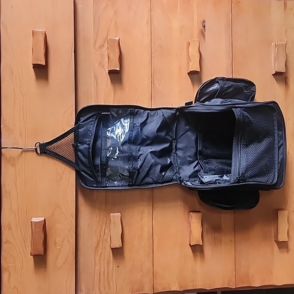 Venture4th Handbags - EUC Venture4th: Travel Hanging Toiletry Bag, black nylon, unisex